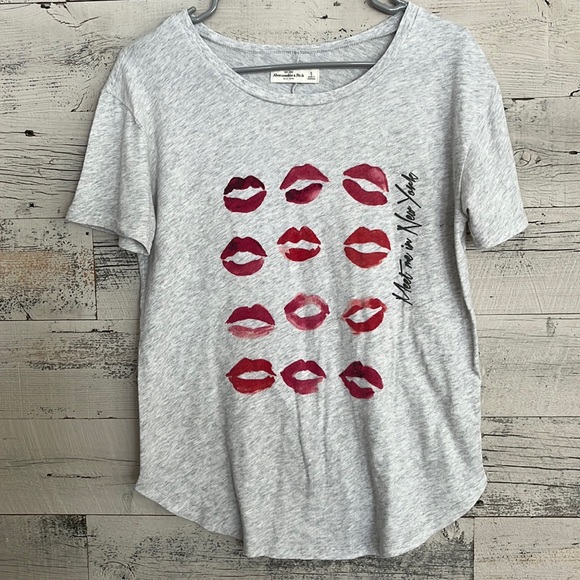 Abercrombie & Fitch Tops - Abercrombie and Fitch women’s t-shirt. Size small